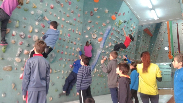 Alumnos en rocodromo